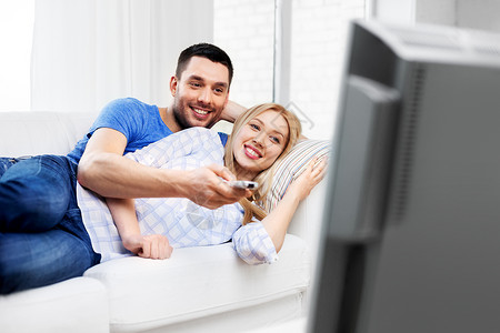 人,家庭休闲的幸福的微笑夫妇家看电视幸福的微笑夫妇家看电视图片