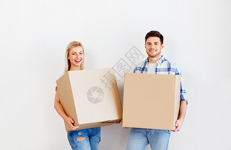 感动,人房地产的幸福的夫妇着大纸板箱幸福的夫妇带着箱子搬新家背景图片