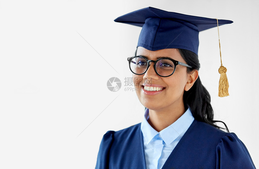 教育,毕业人的快乐的女研究生黑板学士学位礼服快乐的女研究生黑板上图片