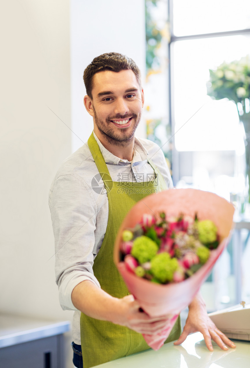 小生意,销售花卉快乐微笑花店与花微笑的花店老板带着花店图片