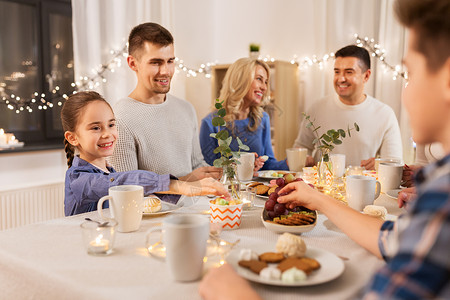 庆祝,节日人们的幸福的家庭家里举行茶会幸福的家庭家里举行茶话会背景图片