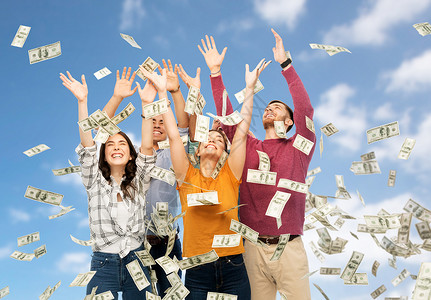 头奖金融,财富人的群快乐的朋友蓝天云彩的背景上捡钱快乐的朋友捡钱设计图片