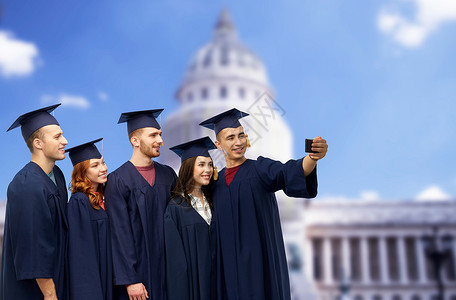 教育,毕业人的群快乐的研究生砂浆板学士学位礼服采取自拍智能手机白色背景毕业生用智能手机自拍华盛顿高清图片素材