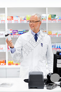 医药,医疗人的高级药剂师与药物药房收银机药房药品高级药剂师图片