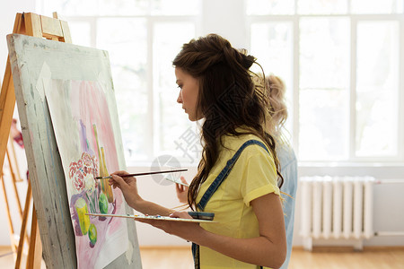 艺术学校,创造力人的妇女与画架,调色板画笔工作室艺术学校工作室画画画架的女人帆布高清图片素材