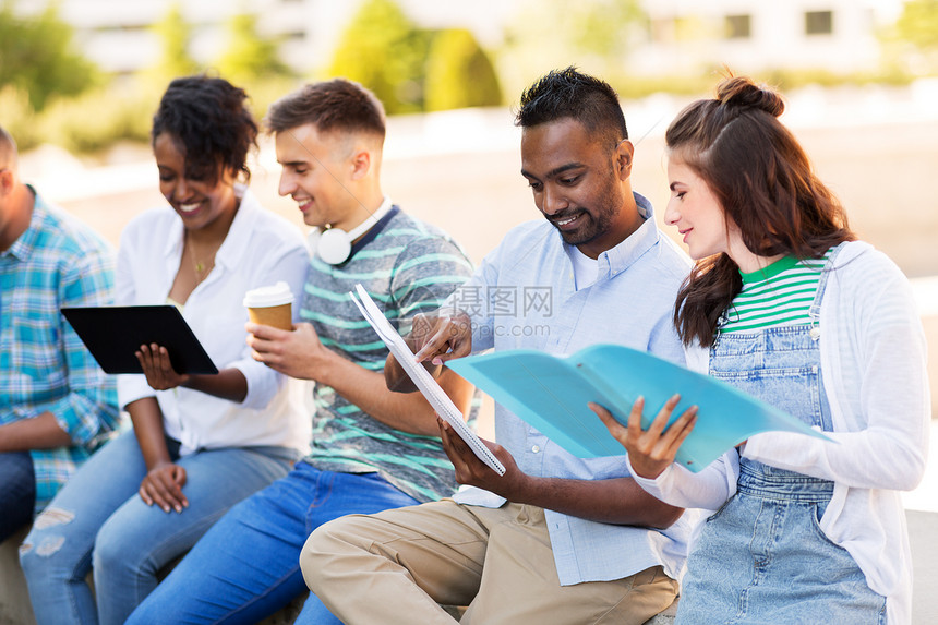 教育,国际人的群快乐的学生与笔记本电脑平板电脑户外带笔记本的国际学生户外图片