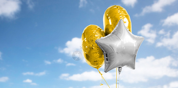 明星同款节日生日派装饰三个同形状的金属金银氦气球白色背景三个金色银色氦气球白色背景