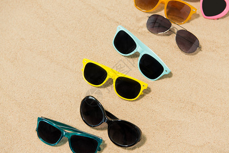 夏天,眼镜配件同的太阳镜海滩沙滩海滩沙滩上的同太阳镜背景图片