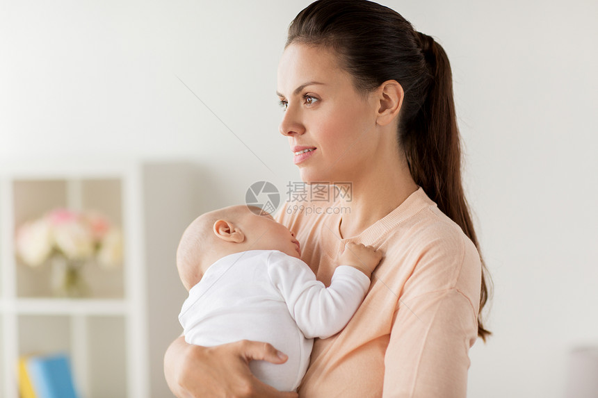 家庭,母亲人的母亲抱着熟睡的小男孩家妈妈抱着熟睡的婴儿图片