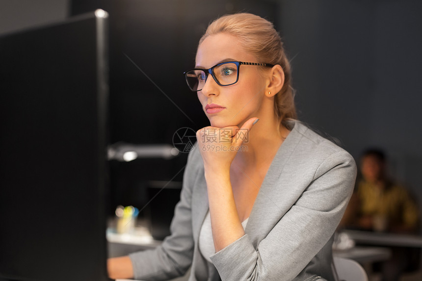 商务,过度工作,截止日期人的戴眼镜的女商人夜间办公室的电脑上工作女商人夜间办公室的电脑工作图片