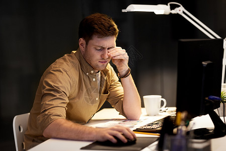商业,截止日期压力商人与电脑工作深夜办公室疲惫的商人深夜办公室工作图片