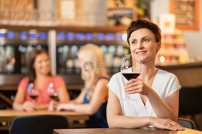 人们,庆祝生活方式的快乐的中妇女喝红酒,餐馆酒吧聊天快乐的女人酒吧餐馆喝红酒图片