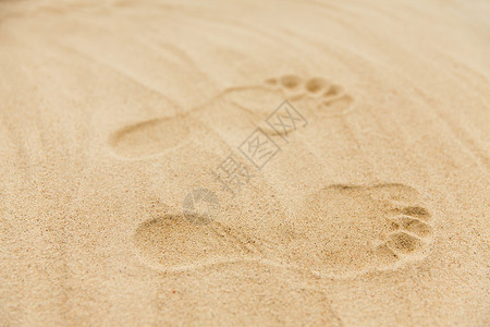 暑假沙滩上的脚印夏天海滩上沙滩上的脚印图片