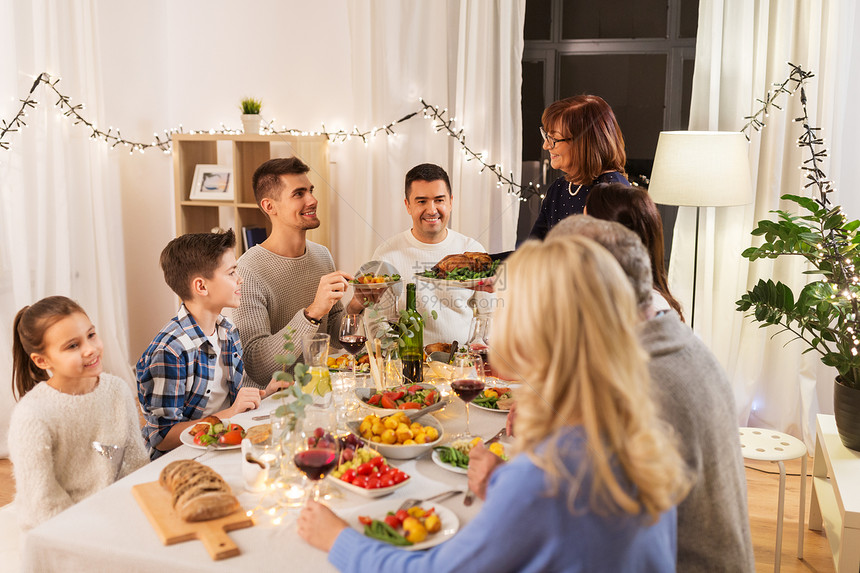 庆祝,节日人们的幸福的家庭家里举行晚餐聚会幸福的家庭家里举行晚宴图片