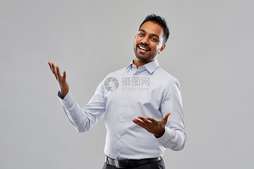 商业,上族人的快乐的印度商人穿着灰色的衬衫穿着灰色衬衫的快乐印度商人图片