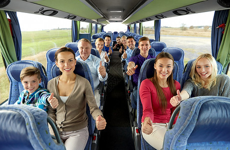 交通旅游旅游群快乐的乘客乘公共汽车旅行,竖大拇指群乘公共汽车旅行的快乐乘客图片