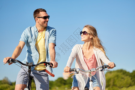人们,休闲生活方式的快乐的轻夫妇夏天骑自行车快乐的轻夫妇夏天骑自行车幸福的高清图片素材