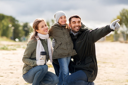 家庭,休闲人的快乐的母亲与倒翁,父亲小女儿户外秋天秋天户外快乐的家庭背景图片