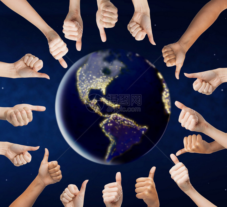 人多样人的双手太空中的地球行星周围竖大拇指人类的手地球周围竖大拇指图片