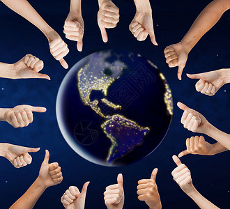 人多样人的双手太空中的地球行星周围竖大拇指人类的手地球周围竖大拇指图片