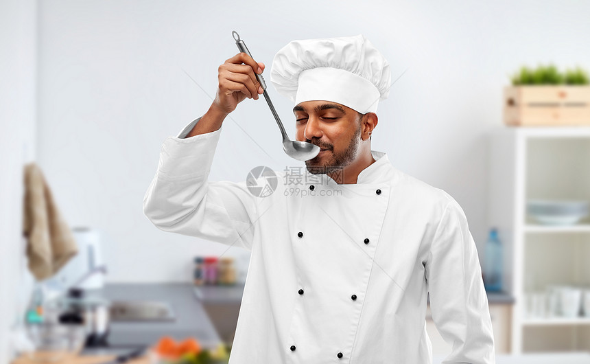 烹饪,职业人的快乐的印度男厨师品尝食物勺子厨房背景印度厨师厨房品尝勺子上的食物图片