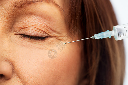 美容,整形手术美容特写老妇女的脸注射器老年女子的脸注射器图片