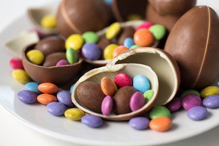复活节,糖果糖果的巧克力鸡蛋糖果滴盘子上把巧克力鸡蛋糖果放盘子里图片