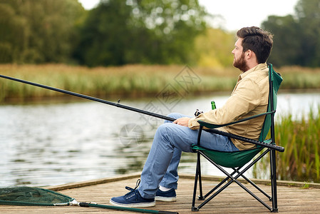 休闲人们的留着胡须的渔夫湖边钓鱼留着胡须的渔夫湖边钓竿图片