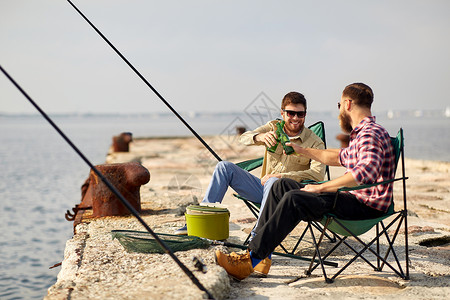 休闲人们的快乐的朋友夏天码头钓鱼喝啤酒快乐的朋友码头钓鱼喝啤酒图片