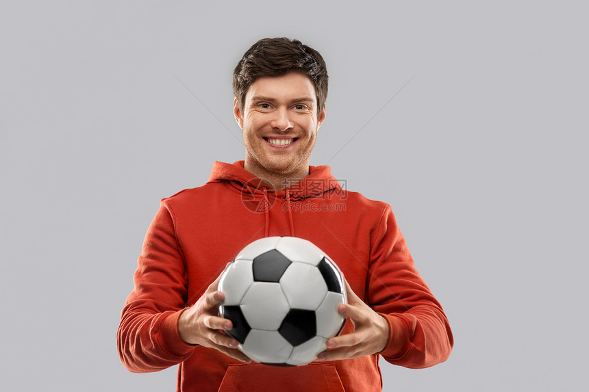 运动,休闲游戏人快乐的人足球迷穿红色帽衫,足球灰色背景足球的快乐男人足球迷图片