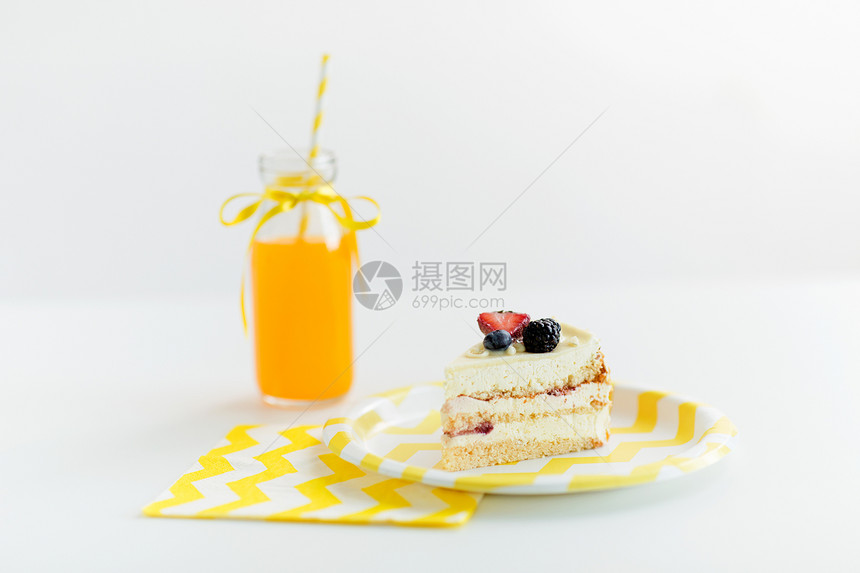 派食品,垃圾食品糖果片美味的浆果层蛋糕次盘子,纸巾橙汁瓶子白色背景次盘子上的浆果层蛋糕图片