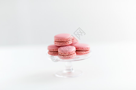 糖果,糕点食品粉红色马卡龙璃糖果站白色背景璃糖果摊上的粉红色马卡龙图片