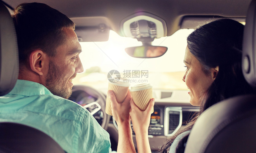 休闲,公路旅行,旅行,家庭人的快乐的男人女人开车带着咖啡快乐的男人女人开车带着咖啡图片