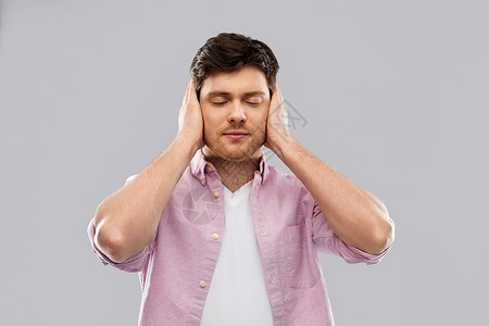 人,噪音压力的人耳朵手灰色背景男人用手闭着耳朵图片