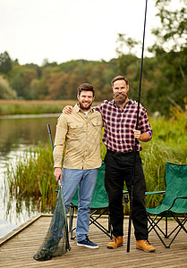 休闲人们的快乐的朋友与钓竿舀网湖泊河流湖边河边鱼竿网的朋友图片
