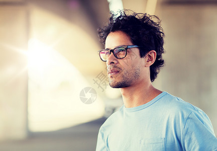 生活方式,视觉,光学人的人戴眼镜城市街道城市街道戴眼镜的男人图片