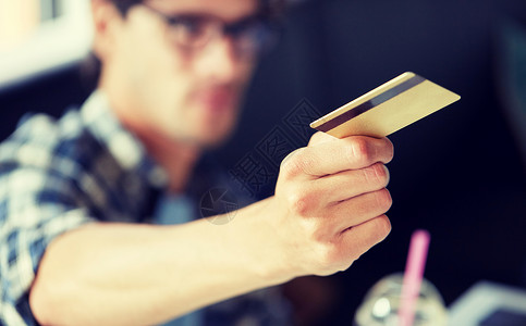 休闲,人,支付金融人支付信用卡咖啡馆咖啡馆用信用卡付款的男人图片