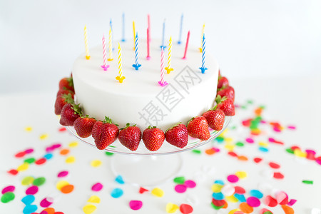 草莓装饰蛋糕食物,甜点派生日蛋糕与蜡烛草莓看台上把生日蛋糕蜡烛放展台上背景