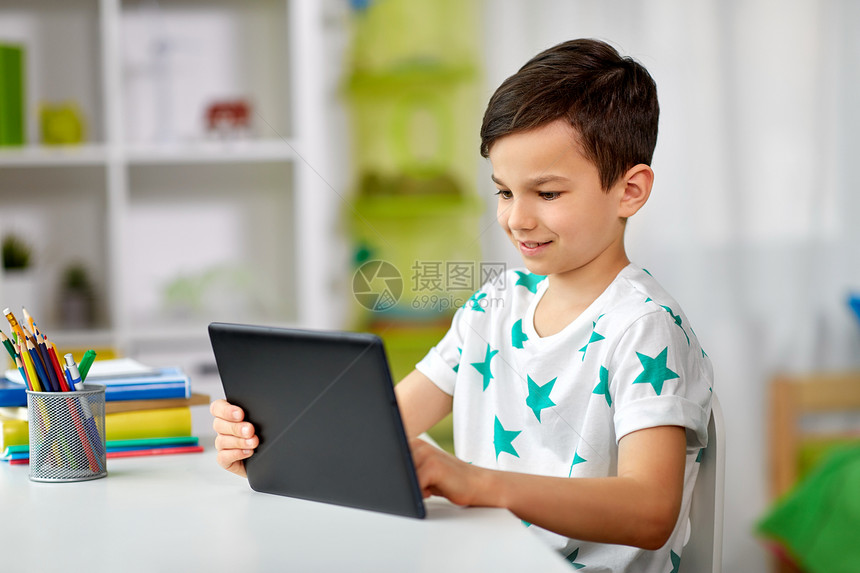 教育,人学理念快乐的学生男孩与平板电脑笔记本电脑学家里学生男孩家里平板电脑笔记本图片