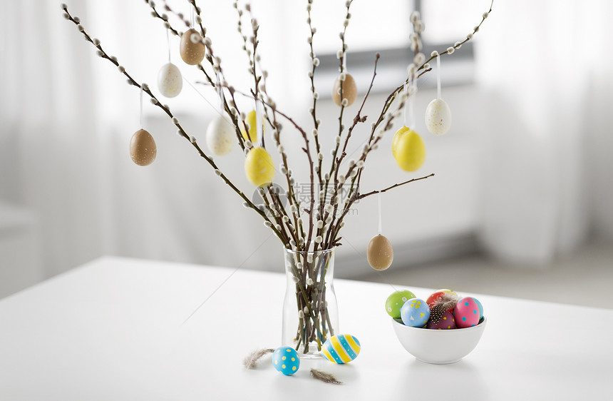 节日柳树枝装饰复活节鸡蛋花瓶桌子上猫柳枝装饰复活节彩蛋图片