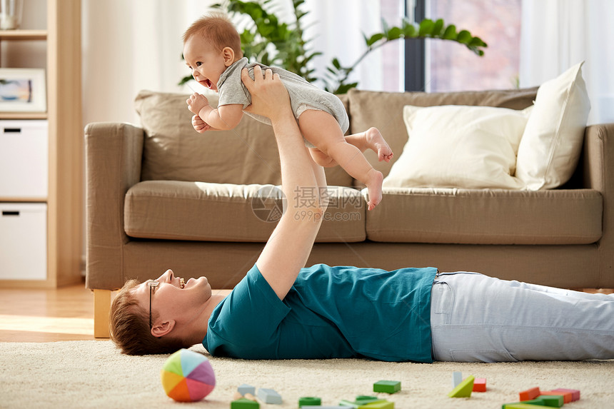 家庭,父亲人的快乐的父亲躺地板上,家里小儿子玩耍快乐的父亲小儿子家里玩图片