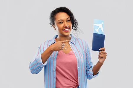 旅行,旅游人的快乐的非裔美国轻妇女护照机票灰色背景护照机票的非洲女人成人高清图片素材