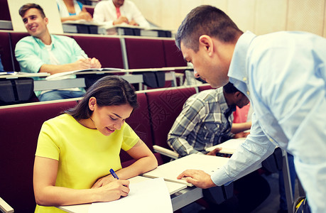 教育,高中,教学,大学人的国际学生教师讲堂群带笔记本的学生老师背景图片