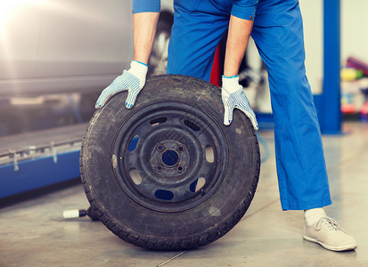 汽车服务,维修,维护人的汽车技工与车轮轮胎车间汽车车间车轮轮胎机械师图片