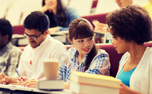 教育,高中,大学,学人的群国际学生讲座上交谈群国际学生讲座上交谈图片