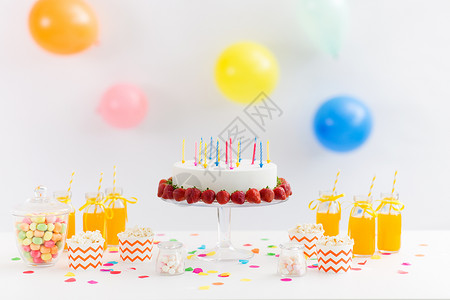 生日蛋糕与蜡烛草莓饮料图片