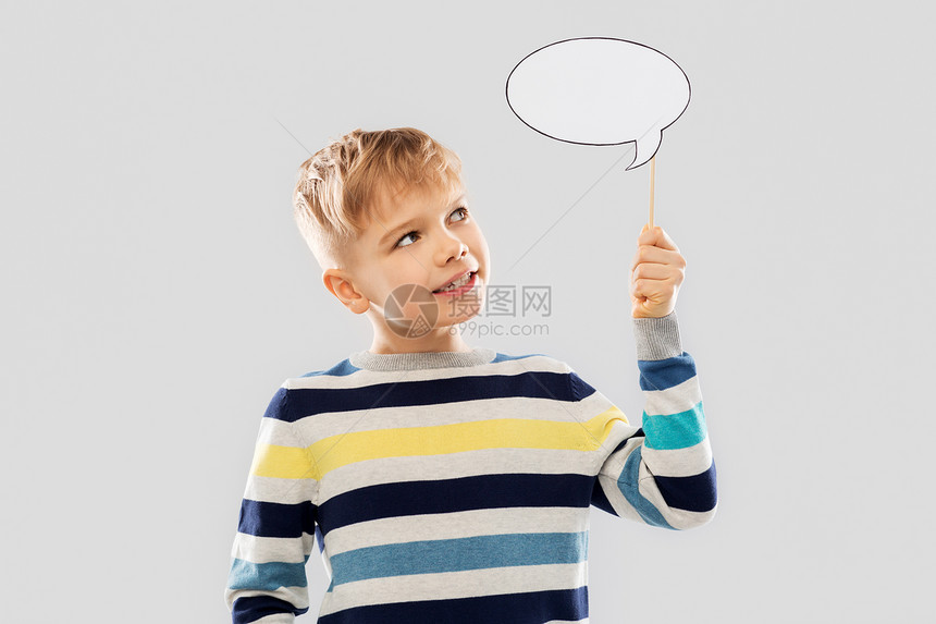 派道具,照片亭沟通微笑的小男孩着灰色背景上的空白演讲泡泡微笑的男孩着空白的演讲泡泡图片