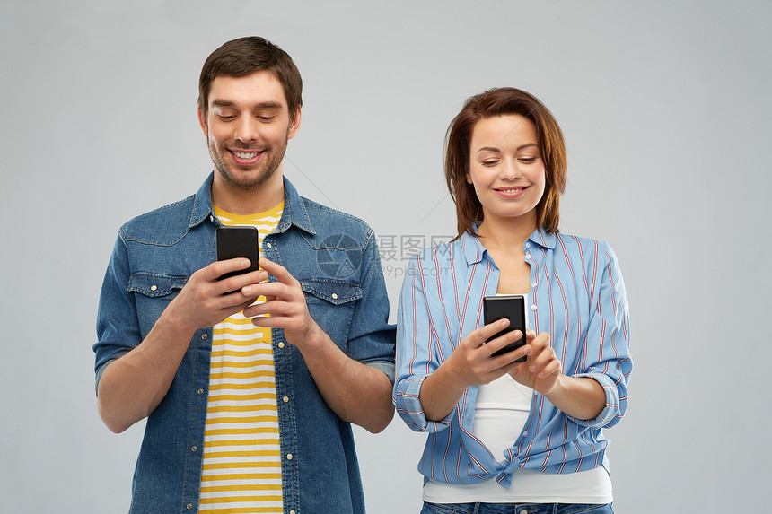 快乐的夫妇玩手机图片
