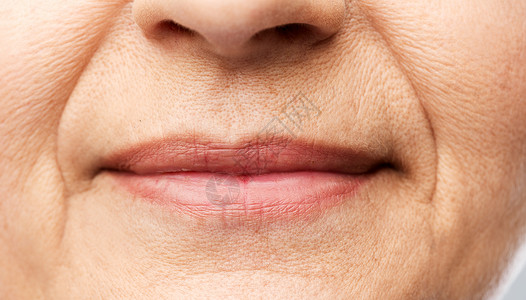 美丽,身体部分老特写老妇女的嘴唇靠近高级女人的嘴唇图片