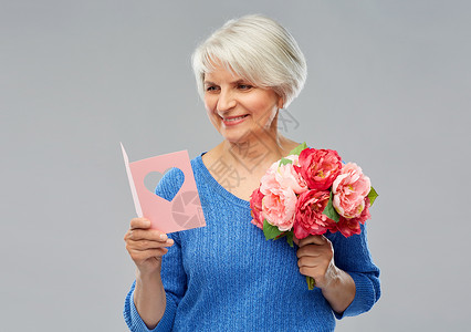 情人节收到贺卡和鲜花的老妇女图片